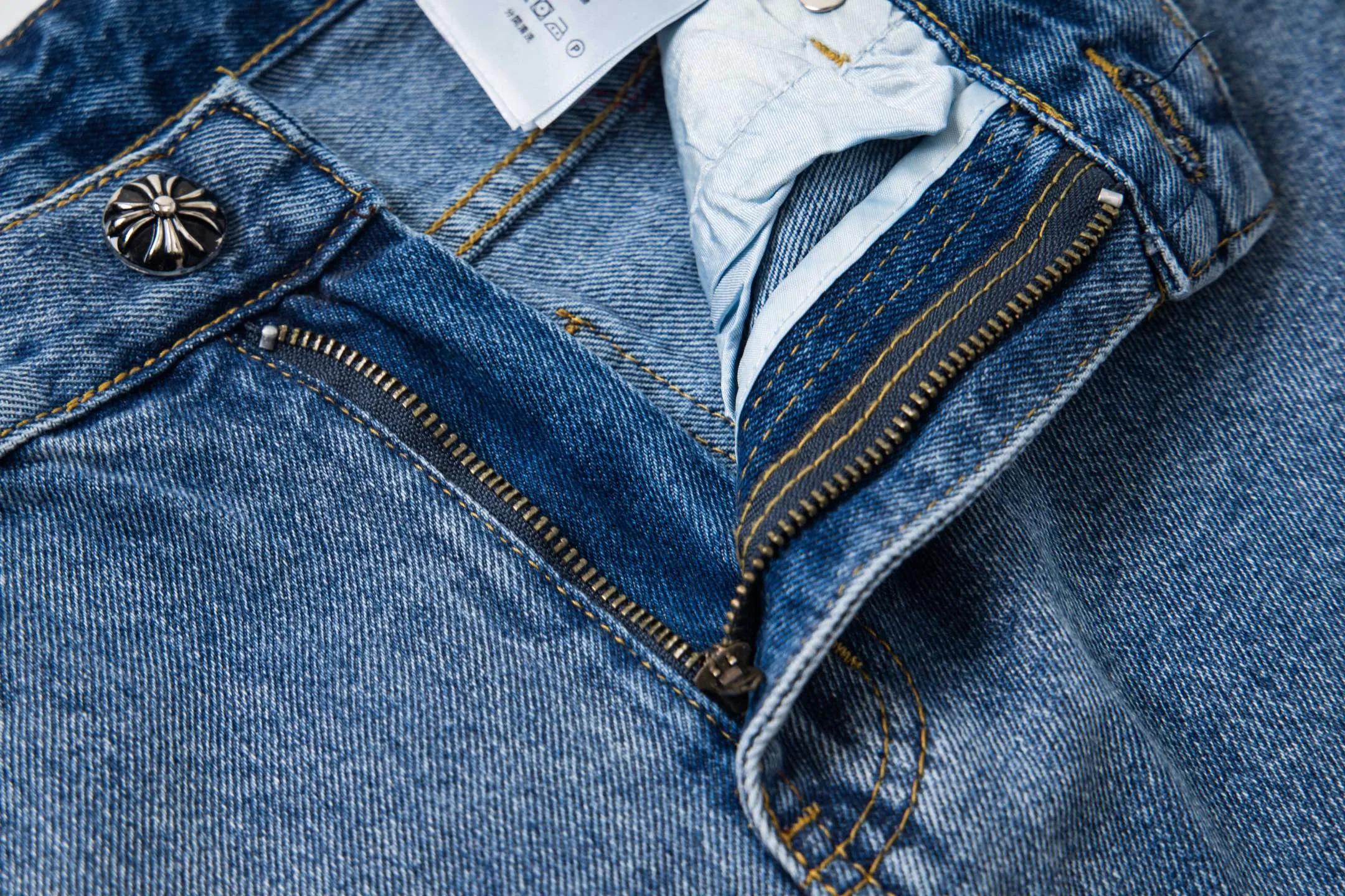 P260 Chrome Hearts Light Blue Pants Sanskrit Red and White Leather Jeans CH jeans need to be washed and then dismantled and hand-stitched with sheepskin cross leather and then spliced ​​together. The whole piece has too many craftsmanship to explain. The patchwork cross pattern is embellished, and the high-waisted washed jeans! ! Absolutely high-end luxury products, god-level single products and super popular products, made with top heavy industry, a must-see magic weapon. Customized hardware. The fabric is thick and soft after washing. It has good breathability. Customized small leather label. Unique design. The details are simple and elegant, and the workmanship is exquisite. The entire trousers are neatly routed and the details are in place! It’s so cool that both men and women can easily control the genderless trend! Style number: 1802# Color: blue Size: 28 30 32 34